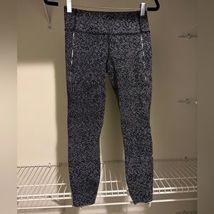 Lululemon Cropped Black and White Pattern Leggings Size 6